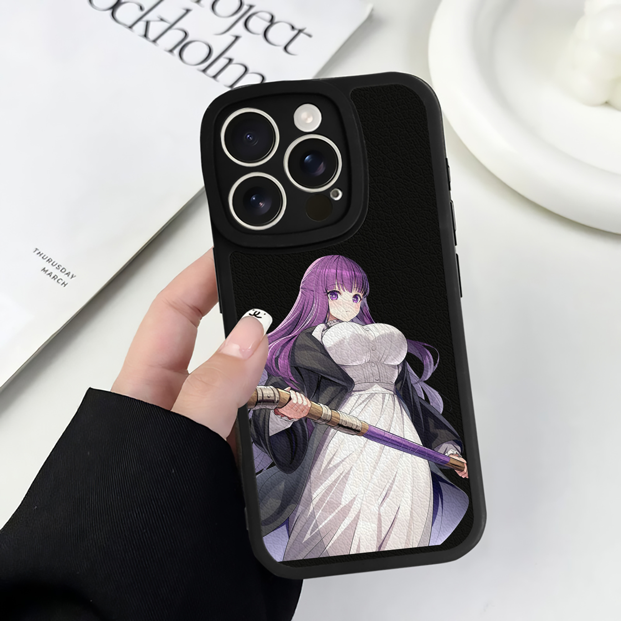（画像用） 葬送のフリーレン Frieren 【iPhone 16シリーズ対応】シリコンスマホケース（レザー調） 材質：シリコン